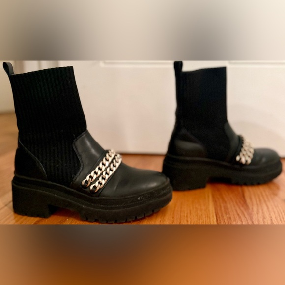 Steve Madden black chunky sock boots with gold chain - Picture 1 of 3